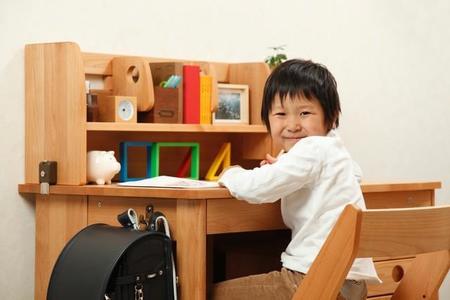 学習机は一生のつきあいになる可能性もある、子どもにとって長いパートナーです（NOBU/stock.adobe.com）