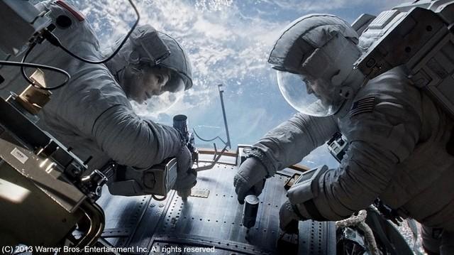 宇宙空間に投げ出されてしまった宇宙飛行士たちの極限的状況を描いたSFドラマ『ゼロ・グラビティ』（提供画像）