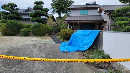 佐賀県鳥栖市で女性が殺害された現場。規制線の右奥、被害者が倒れていた場所にブルーシートが掛けられていた（撮影・小川泰平）