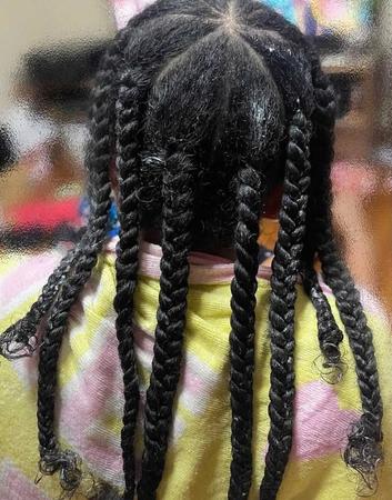 黒人特有の髪質をもつ児童にとってはこの髪型が快適なのだという（アン・クレシ－二さん提供）