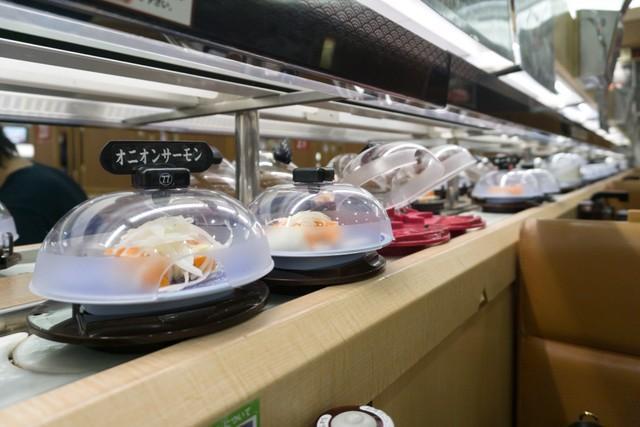回転寿司の海老天なのに「お茶パウダー」×「塩」＝料亭の味！？　話題のアレンジメニューをくら寿司に聞いた