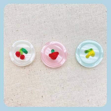 果物風ボタンのつけかた3種、いずれも可愛らしいです！（画像提供／刺繍のおひつじさん）