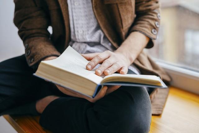 紙の本は良いぞ…！（aeroking/stock.adobe.com）