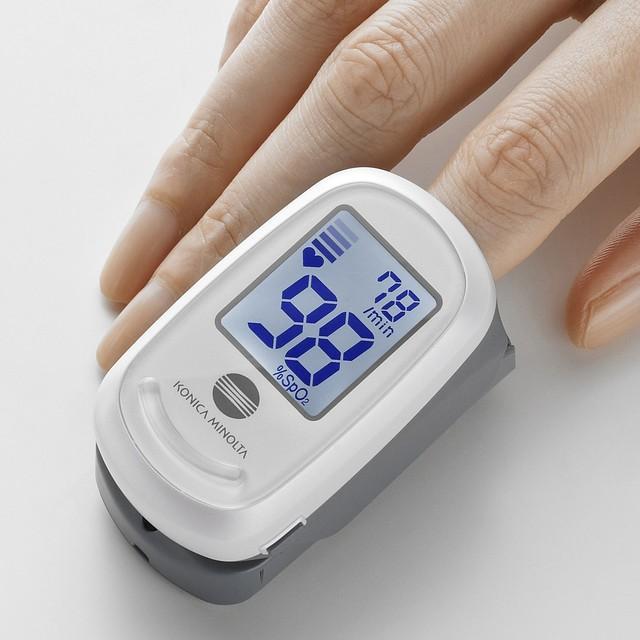 最新式のパルスオキシメーター。「指先での測定」ができる機器を商品化したのは日本のメーカーでした（提供画像）