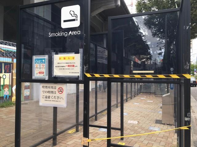 黄色と黒の“トラテープ”で閉鎖されたJR元町駅前の喫煙所（2021年9月26日撮影）