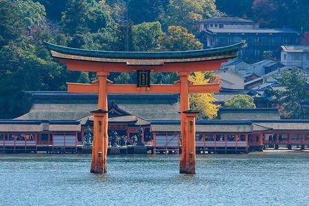 厳島神社の大鳥居（blackrabbit3/stock.adobe.com）