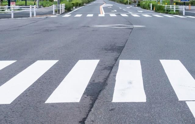 歩行者優先のはずの横断歩道だが実際に一時停止する自動車ほとんどいない（イメージ画像）