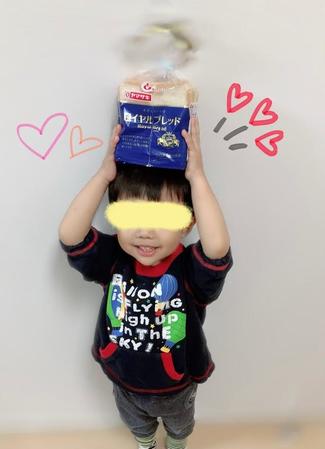 3歳の息子さんが食パンの耳を残さず食べられたというツイートに「ヤマザキパン」の人たちから「ありがとう」といった感謝のコメントが寄せられた（みやさん提供）