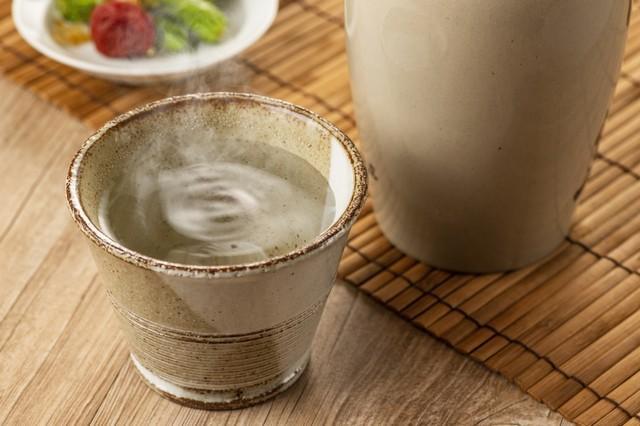 宅飲みで「友人」に作る焼酎お湯割りは違法！？　酒税法の落とし穴が話題に