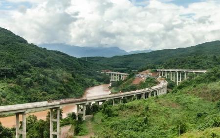 「一帯一路」構想の一環で、ラオス国境のジャングルに建設中の高速道路橋（Stanley Dullea/stock.adobe.com）