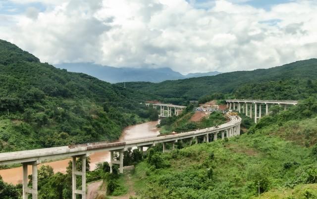 「一帯一路」構想の一環で、ラオス国境のジャングルに建設中の高速道路橋（Stanley Dullea/stock.adobe.com）