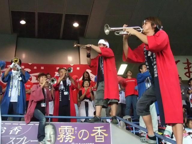 スタンドを盛り上げる団員