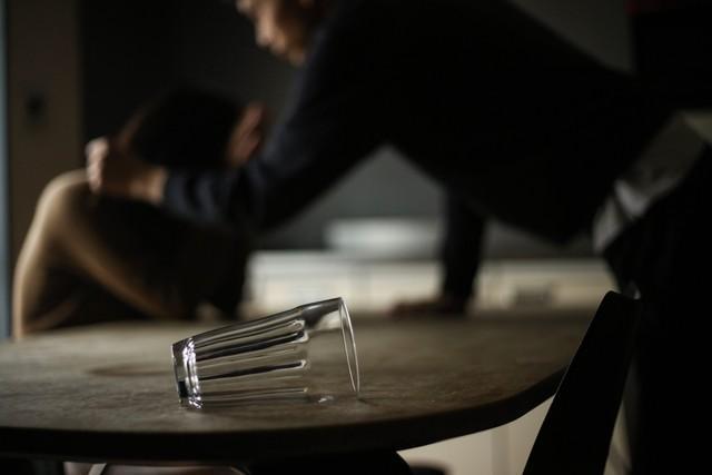 配偶者や恋人からの暴力の被害者は、多くの場合女性です(yamasan/stock.adobe.com)