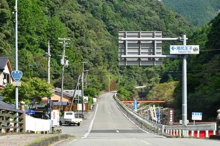 国道371号。国道311号から分岐した直後はこういう平和な道でした