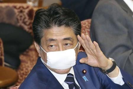 布マスクを着用し、答弁のため挙手する安倍首相（2020年4月1日午後）＝共同通信社提供