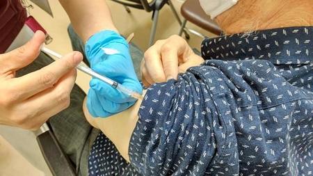 病院で新型コロナウイルスのワクチン接種を受ける高齢男性　※画像はイメージです（ururu/stock.adobe.com）
