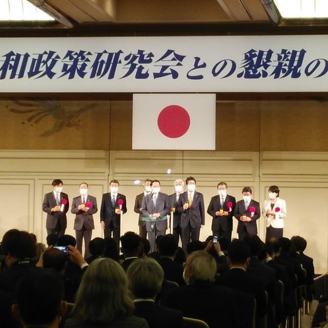 岸田首相が安倍元首相に「けんかを売った」、パーティーでの強気で皮肉な祝辞