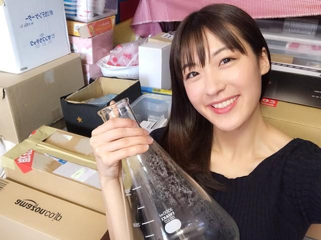 部屋は実験道具だらけ。実験道具と共に生活している五十嵐美樹さん