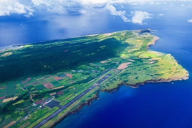 台湾から110キロほどしか離れていない与那国島…避難する邦人は、東部の湾岸施設を利用する形で、まずはこの島を目指すことになる（w.aoki/stock.adobe.com）