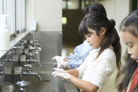 学校の手洗い場では今も水が主流のよう（apiox/stock.adobe.com）