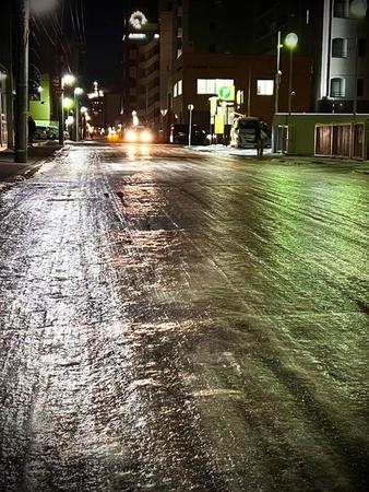 まるでスケートリンクのように凍り付いた道路（ほりけんさん提供）