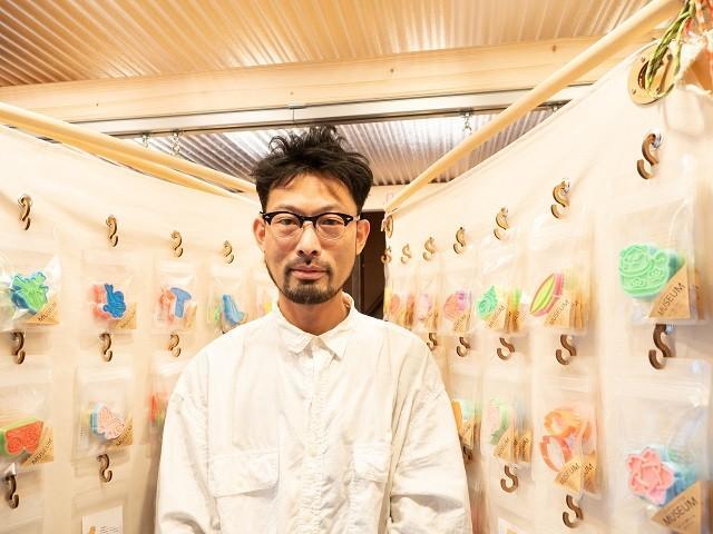 「クッキー型の博物館　サクサク」館長、造形師の木山潤平さん