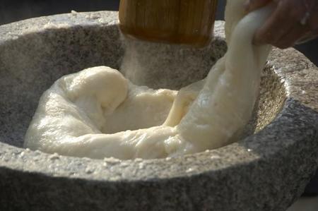 日本では昔から、杵とりの水の量などカビが生えにくい餅の作り方も伝承されてきましたが…sakura/stock.adobe.com