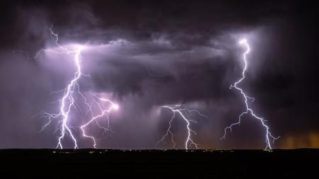 雷が鳴る前にも落雷の兆候はあります※画像はイメージです(metamorworks/stock.adobe.com)