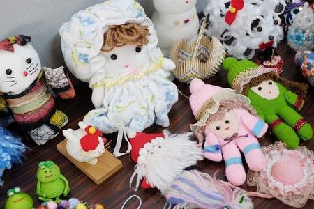 タオルを使った人形などのほか、リボンアートの犬など、昭和の香りに胸がきゅんとなる