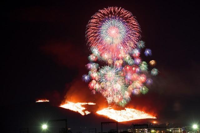 2017年の若草山の山焼き。花火から終了までに撮った写真を合成しています