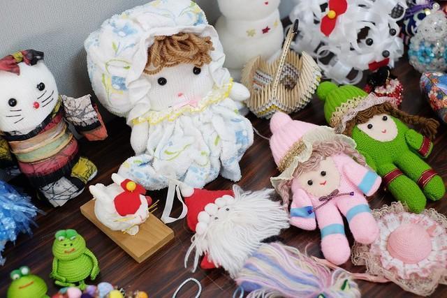 タオルを使った人形などのほか、リボンアートの犬など、昭和の香りに胸がきゅんとなる