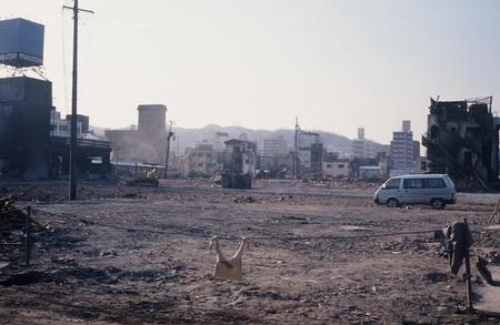 街が消滅したような印象を受けた光景。（須磨区千歳町・1995年3月6日撮影）