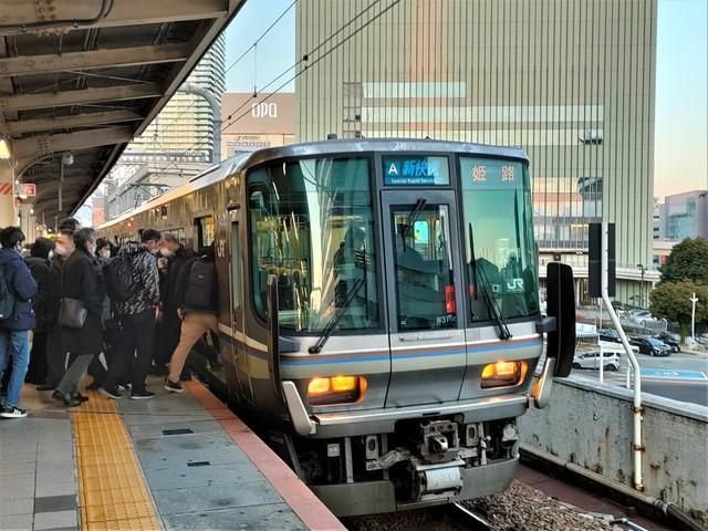 昔の新快速は「新大阪駅」通過！？「スカ色」塗装の電車だったことも…今では考えられないエリート列車の姿