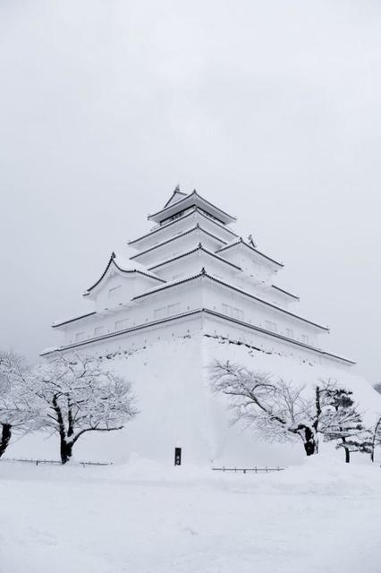 雪化粧した鶴ヶ城「白無垢を着ているよう」と話題　その美しさに「見たことない」と地元民もびっくり