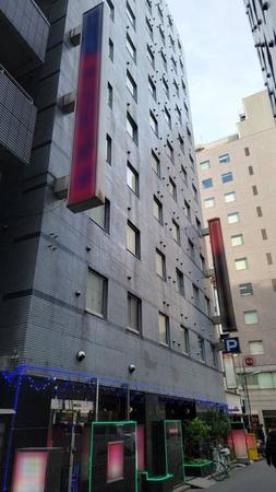 ８２歳男性が２４歳の女にカッターナイフで刺されて殺害された現場のホテル＝東京・池袋（撮影・小川泰平／一部を画像加工しています）