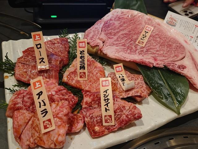 「配膳ロボ」「VIPルーム」… 大阪の人気焼き肉店が提案する、これが焼肉店の近未来？