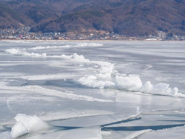 「落ちたら絶対に助からない」凍った諏訪湖に立ち入る人たちに震えるSNS「命知らずじゃない、無知だ」
