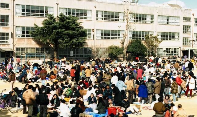 阪神・淡路大震災で避難した住民であふれる小学校のグラウンド　※画像は資料写真です（1995年１月17日、神戸市東灘区で撮影）