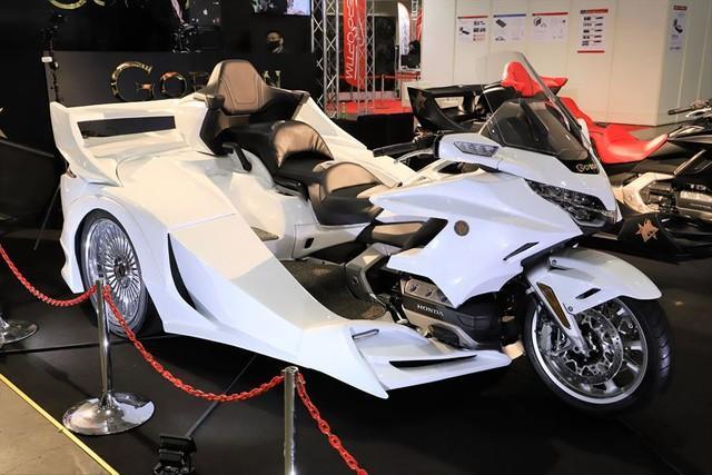 新庄ビッグボスも大興奮…ド派手な三輪バイク「トライク」の世界　“魔改造”した最上位モデルは、1500万円の直列3人乗り