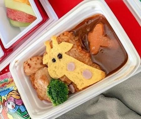 【写真】超カワイイ！JALの子供用機内食が豪華と話題「全部ぼくが食べていいの！？」とペロリ