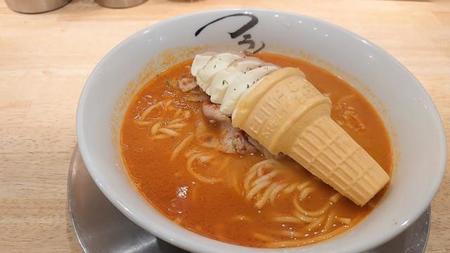 赤いスープの辛味噌にソフトクリームが浮かぶ衝撃のラーメン