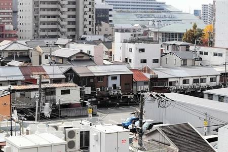 歴史に幕を閉じたかんなみ新地。商業施設や真新しいマンションに埋もれている＝２０２１年１１月２５日午後、尼崎市神田南通３