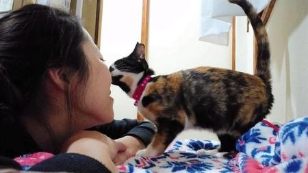 田中美紗さんと保護猫のチロ（田中さん提供）
