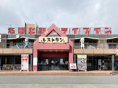 ドライブインの入り口。屋根の上に忍者が居ます