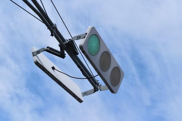 「お前は雪に勝てるLED灯器じゃなかったのかぃ？」 雪で真っ白になったフラット型信号機が話題に「電球しか勝たん」