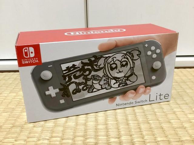 Invader XDさんがお兄さんに譲るNintendo Switch Lite。ポプテピピックのポプ子がこちらを見ている…（提供：Invader XDさん @Invader_0123）