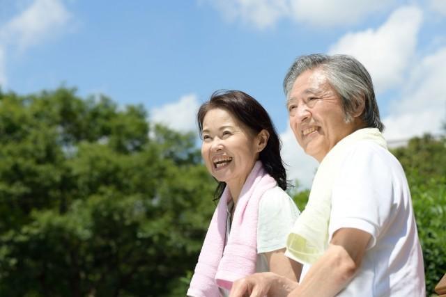 「お年寄り」「おじいさん、おばあさん」「シニア」…この人たちはなんて呼びますか？　※画像はイメージです（Photo AC）