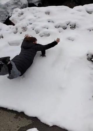 雪の中に飛び込んだところ…（あいさん提供）