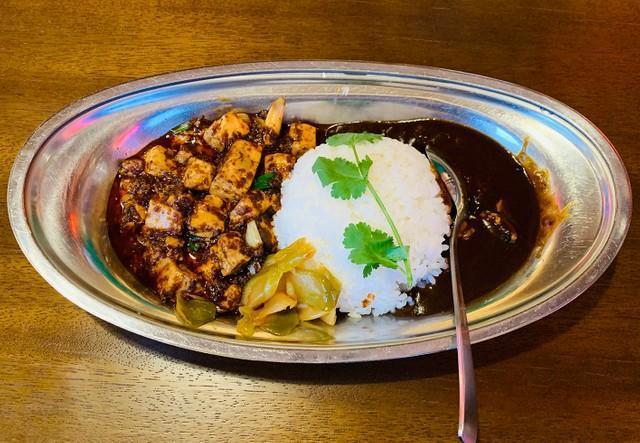 カレー味の麻婆か、麻婆味のカレーか　陳麻婆豆腐とゴーゴーカレーの異色コラボを実食