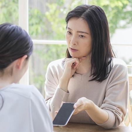 「こんな使い方してたらダメでしょう」…子どもの携帯やスマホの使い方、気になりますよね　※画像はイメージです（polkadot/stock.adobe.com）